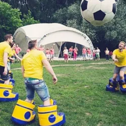 Gran Fútbol : Juego cómico en grandes zapatos para sus eventos